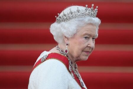 تست ملکه انگلیس مثبت شد!