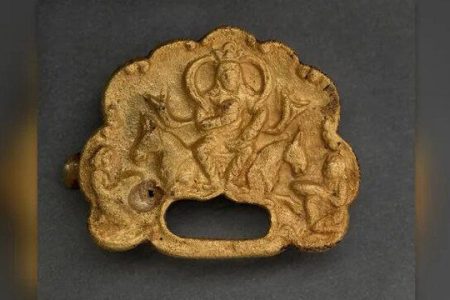 کشف سگک‌های طلایی ۱۵۰۰‌ساله با نقشی از یک حاکم، در کاوش‌های باستان‌شناسی قزاقستان