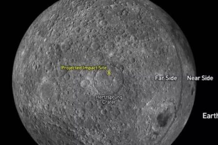حامل فضایی معلق در فضا به ماه برخورد کرد