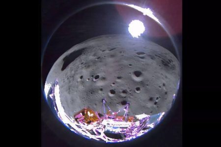 کاوشگر آمریکایی اولین تصاویر خود از سطح ماه را ارسال کرد